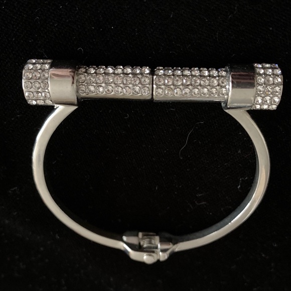 🤩🔥Gorgeous Delicate - Very Shiny Crystals Bangle - Picture 2 of 4